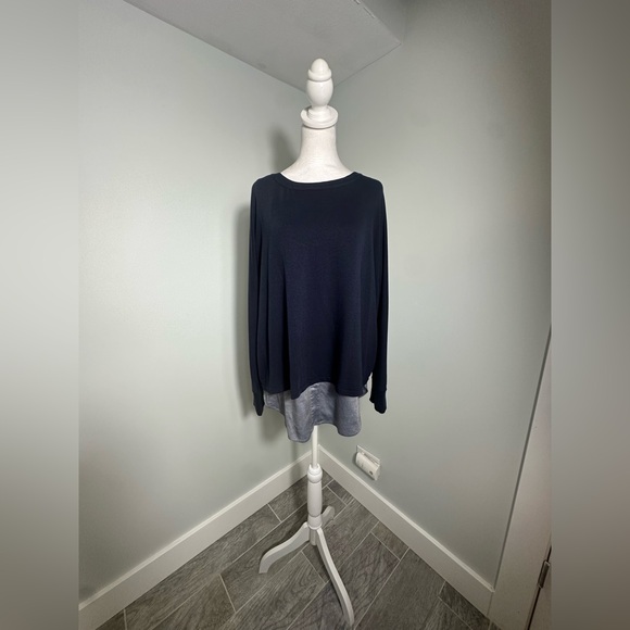 Vince Mixed media navy shirttail blouse  size Medium - Picture 4 of 16